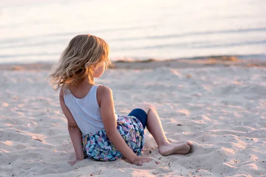 Am Strand Sandburgen bauen Familienurlaub in Djursland Ebeltoft Dänemark