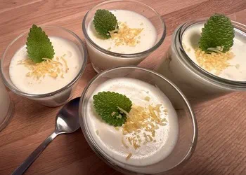 Dänische Zitronen-Cheesecakes im Glas mit Minze dekoriert: das schnelle Rezept zum Nachmachen