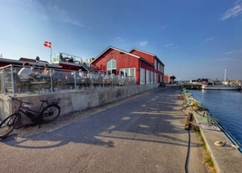 Café SUS mit Terrasse im Hafen von Thyborøn
