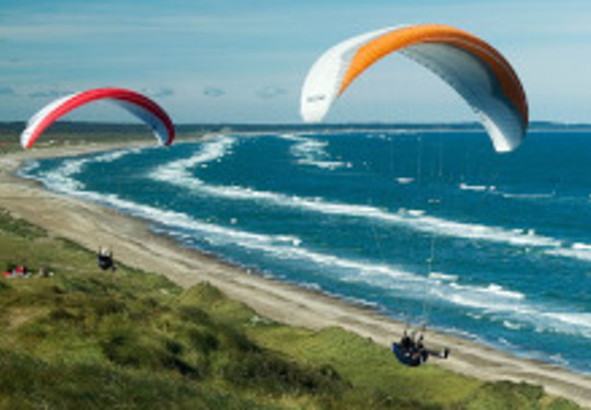 Gleitschirmfliegen an der Steilküste Paragleiter an Nordsee Steilküste Dänemark