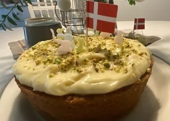 Dänischer Karottenkuchen mit Hasen und Dannebrog dekoriert: das Rezept zum Nachbacken für Ostern