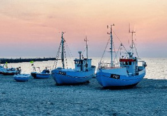 Nørre Vorupør Strand bei Sonnenuntergang und Fischkuttern